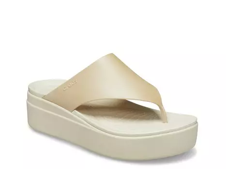 Босоножки Crocs Brooklyn на низкой танкетке, золотой