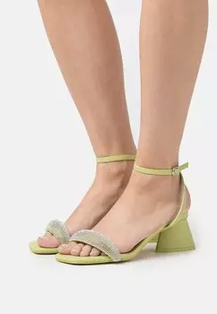 Босоножки Menbur