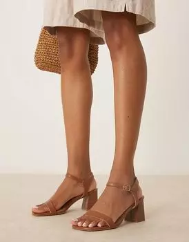 Босоножки на блочном каблуке коричневого цвета New Look