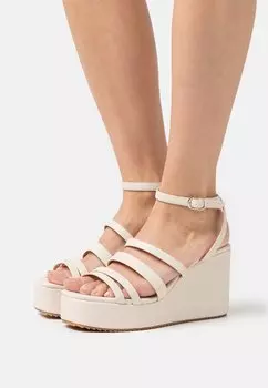 Босоножки на каблуке mtng