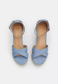 Босоножки на платформе Bata, светло-голубой