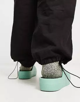 Босоножки на платформе Crocs из нефрита