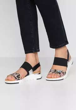 Босоножки на танкетке Caprice, цвет black