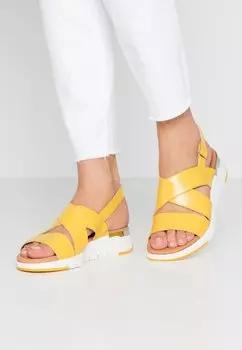 Босоножки на танкетке Caprice, цвет lemon