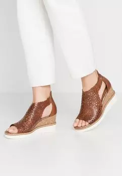 Босоножки на танкетке DA.-SANDALETTE Tamaris, цвет brandy
