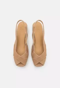 Босоножки на танкетке DIANA Castaer, бежевый