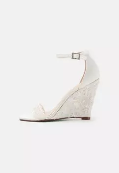 Босоножки на танкетке Ivan Blue by Betsey Johnson, слоновая кость