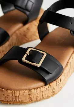 Босоножки на танкетке New Look, черный