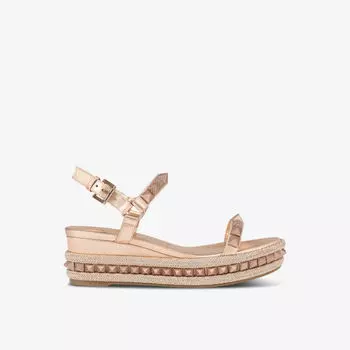 Босоножки на танкетке Pyraclou 60 с заклепками Christian Louboutin, цвет leche