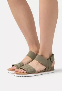 Босоножки на танкетке Skechers