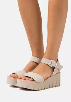 Босоножки на танкетке Tamaris