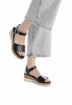 Босоножки на танкетке XTI, черный