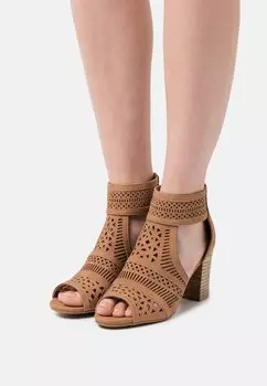 Босоножки с ремешком XTI