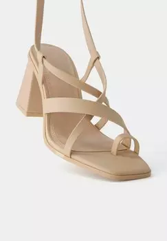 Босоножки с Т-образным ремешком Multi-Strap Bershka, бежевые