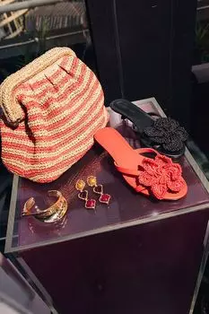 Босоножки Topshop Ish на каблуке-рюмочке с вязаным цветком красного цвета