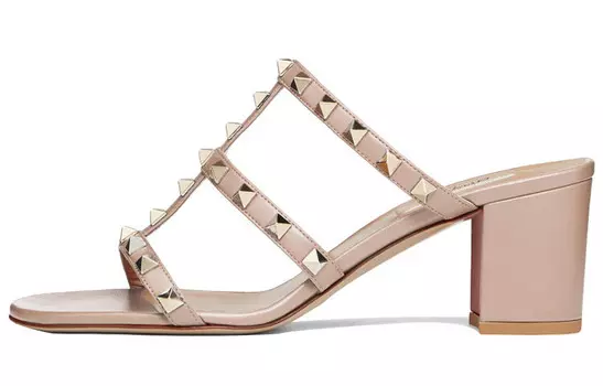 Босоножки Valentino с заклепками, нюдовый