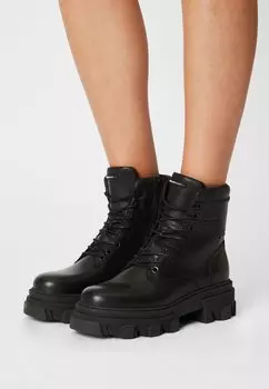 Ботильоны на шнуровке Bullboxer, черный