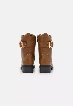 Ботильоны на шнуровке Mustang, коньяк