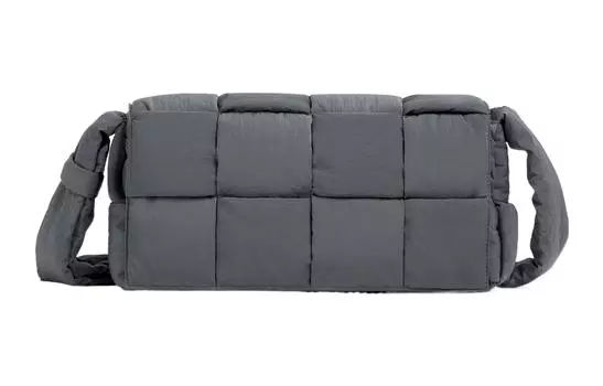 Bottega Veneta Сумка-подушка PaddedCASSETTE из ткани, сумка через плечо, среднего размера, мужская, цвет: светло-серый/голубой