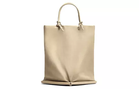 Bottega Veneta Женская кожаная сумка Beak цвета хаки