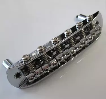 Бридж Fender Mustang с регулируемыми по высоте седлами 0081239049 Mustang Jaguar Jazzmaster Bridge Adjustable saddles 008-1239-049 0081239000