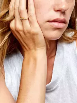 Бриллиантовое кольцо «Мэрилин» из переработанного желтого золота 18 карат We by WHITEbIRD, желтый