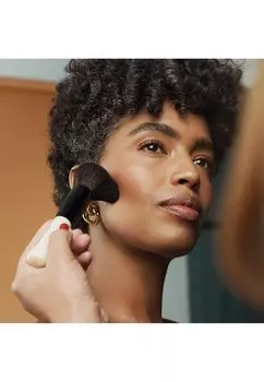 Бронзер BRONZING POWDER Bobbi Brown, телесного цвета