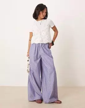 Брюки ASOS DESIGN Petite с присборенной талией в синюю и красную полоску