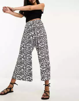 Брюки ASOS DESIGN Plisse Wide Leg Culottes In Mono Animal, белый/черный