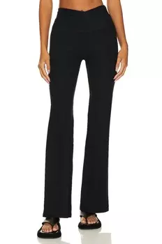 Брюки Beyond Yoga At Your Leisure Bootcut, цвет Darkest Night