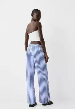 Брюки Flowing Bershka, темно-синие