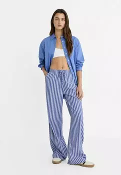 Брюки Flowing Printed Stradivarius, темно-синие