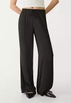 Брюки FLOWING Stradivarius, черный