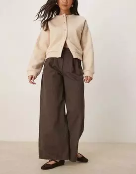 Брюки из плотного твила со складками коричневого цвета ASOS DESIGN
