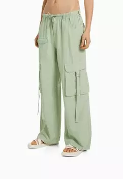 Брюки карго Bershka, зеленый