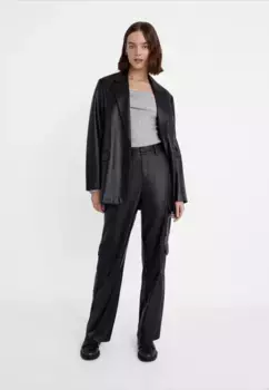 Брюки карго из искусственной кожи Stradivarius, черный