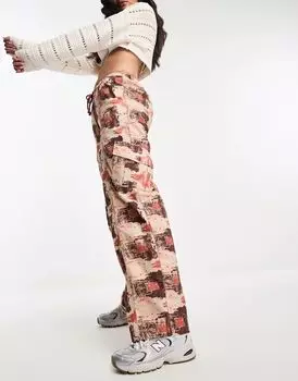 Брюки-карго с камуфляжным принтом Reclaimed Vintage