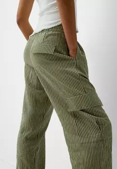 Брюки-карго STRIPED WITH ELASTICATED WAIST Bershka, хаки