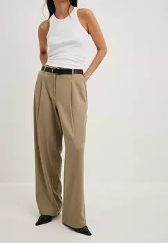 Брюки NA-KD Figurbetonte Plisse Mit Hoher Taille, оливковый винтаж