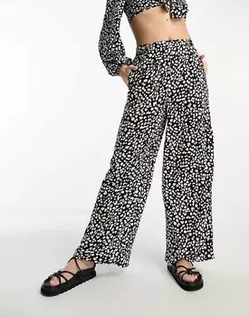Брюки-палаццо Miss Selfridge – широкого кроя, хлястиком сбоку и черно-белым узором в виде сердечек, комбинированная деталь