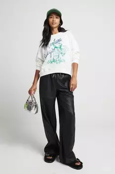 Брюки Petite из искусственной кожи с широкими штанинами River Island, черный