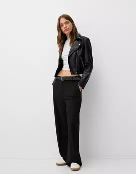 Брюки по фигуре с поясом Bershka, черный