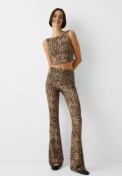 Брюки Printed Flared Bershka, темно-коричневые