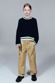 Брюки с карманами на бедрах с формовыми складками Zara, верблюд
