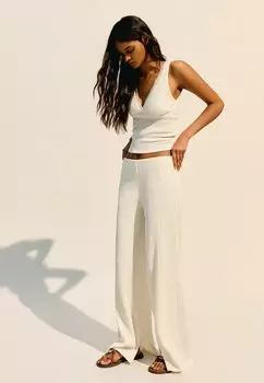 Брюки TEXTURED WIDE Bershka, белый