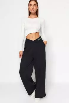 Брюки Trendyol с асимметричной талией и черным принтом