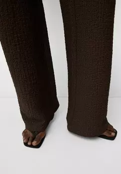 Брюки WIDE EMBOSSED Bershka, коричневый