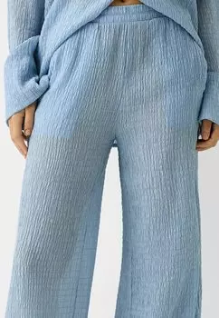 Брюки Wide Leg Embossed Bershka, крапчатый синий