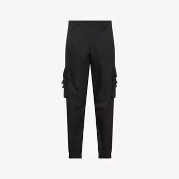 Брюки зауженного кроя из переработанного нейлона Re-Nylon, украшенные пряжками Prada, черный