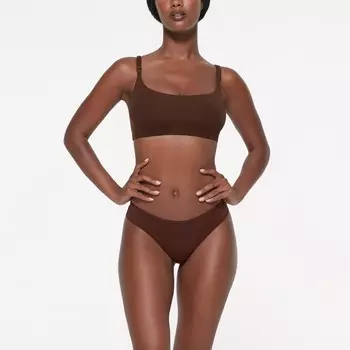 Бюстгальтер-бралетт с овальным вырезом, сглаживающий спину SKIMS, цвет cocoa